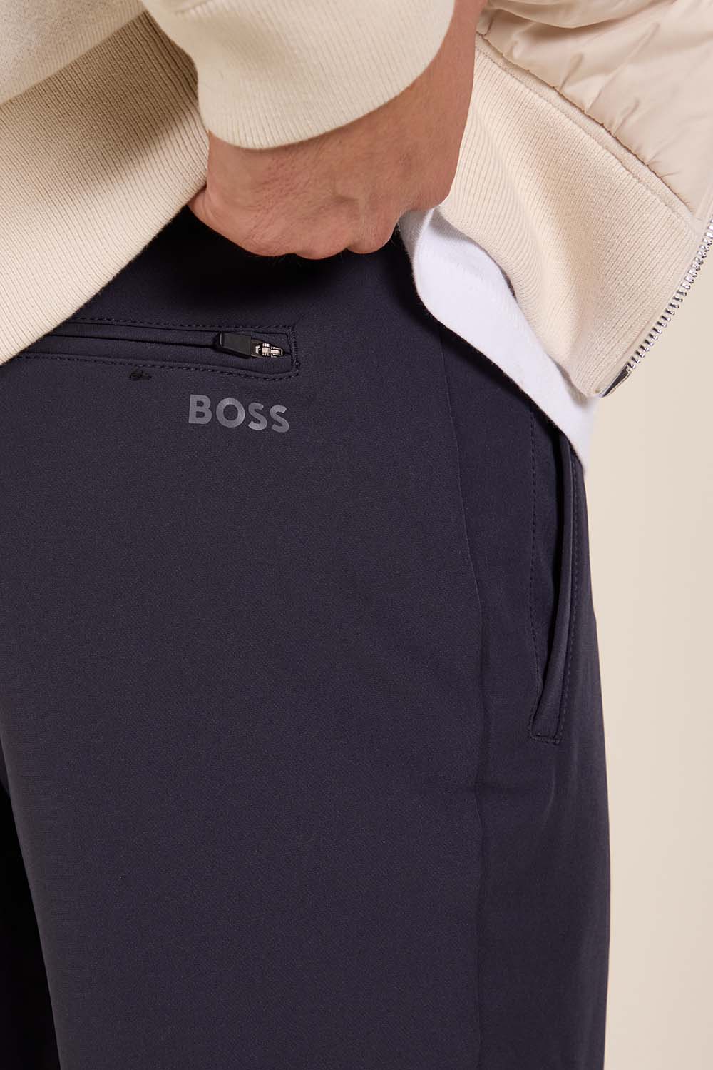 תמונת תקריב דוגמן של מכנסי ג'וגר מחוייטים