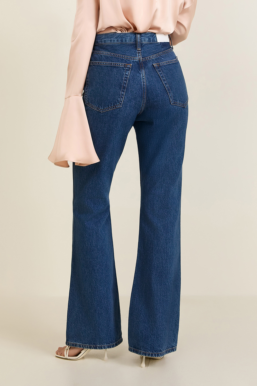 תמונת דוגמן אחורית של מכנסי ג'ינס בגזרה מתרחבת