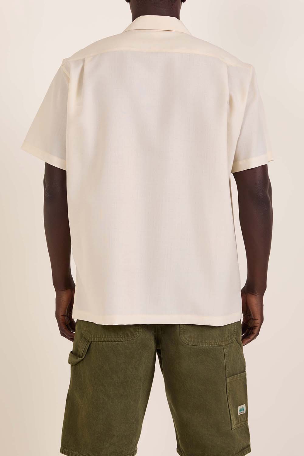 תמונת תקריב דוגמן של חולצת כפתורים מצמר ומוהר