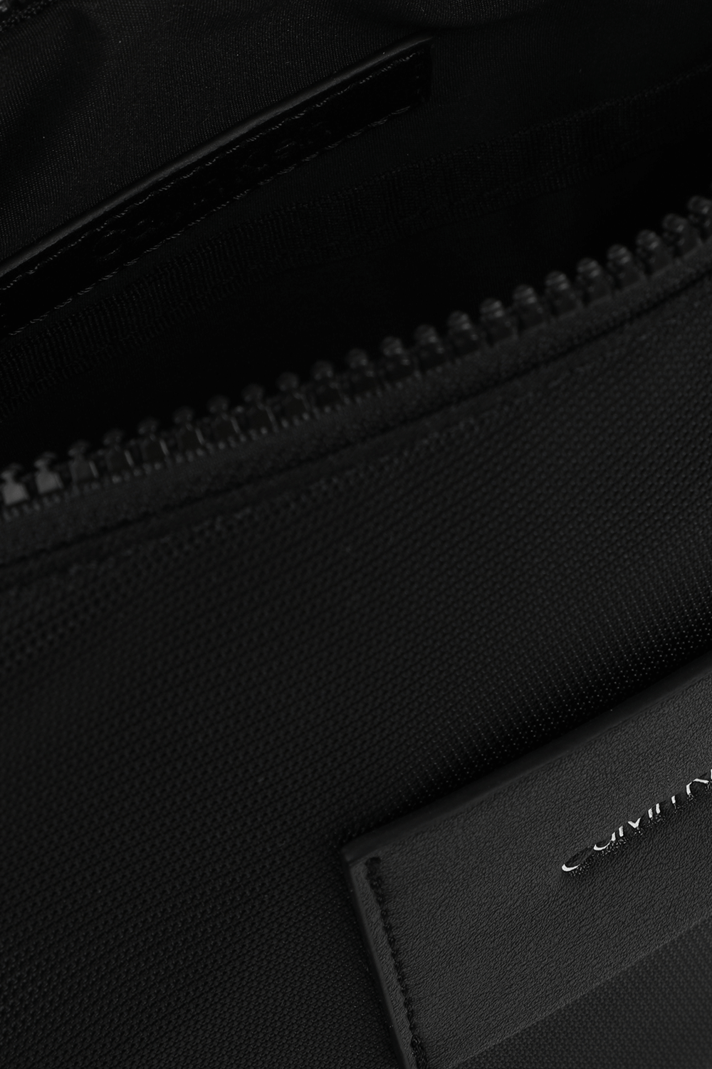 תמונת פנים של תיק מסנג'ר מרוכסן עם לוגו