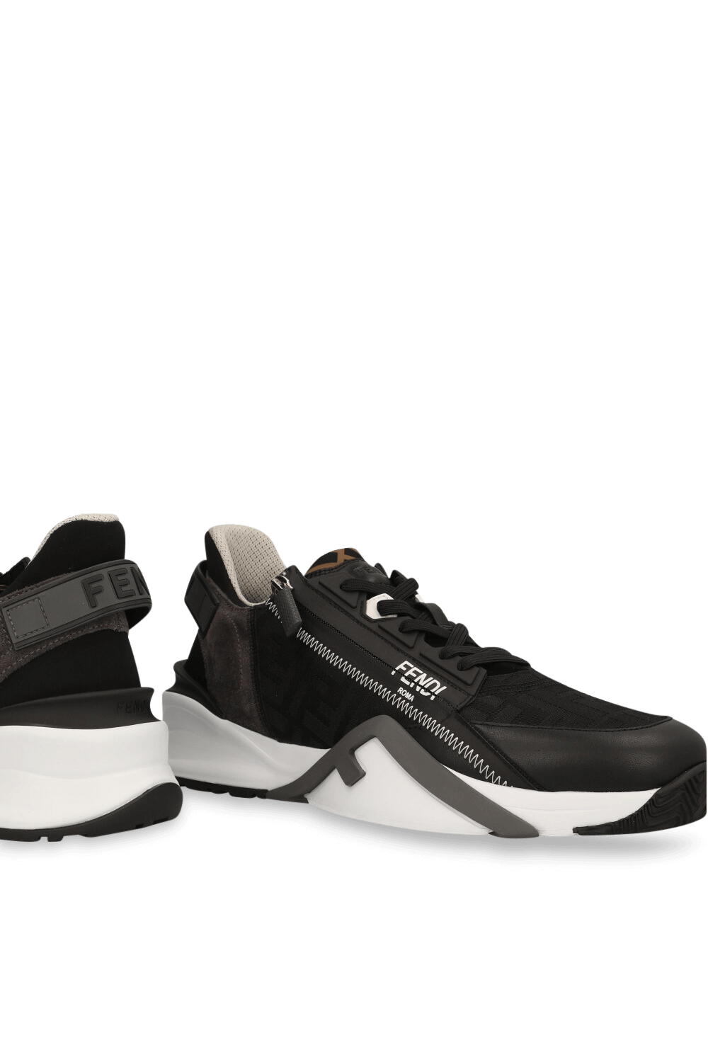 תמונת תקריב של נעלי סניקרס פלו טריינרס