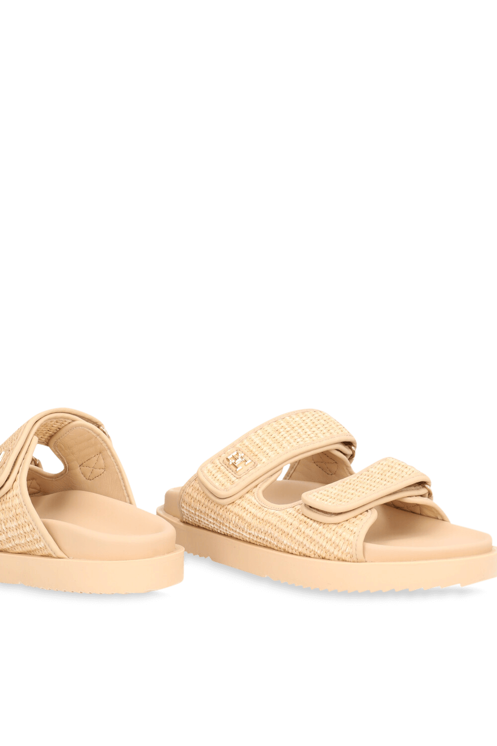 תמונת תקריב של כפכפי סליידס רפיה