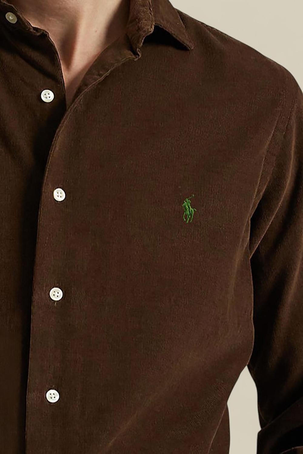 תמונת תקריב דוגמן של חולצה מכופתרת