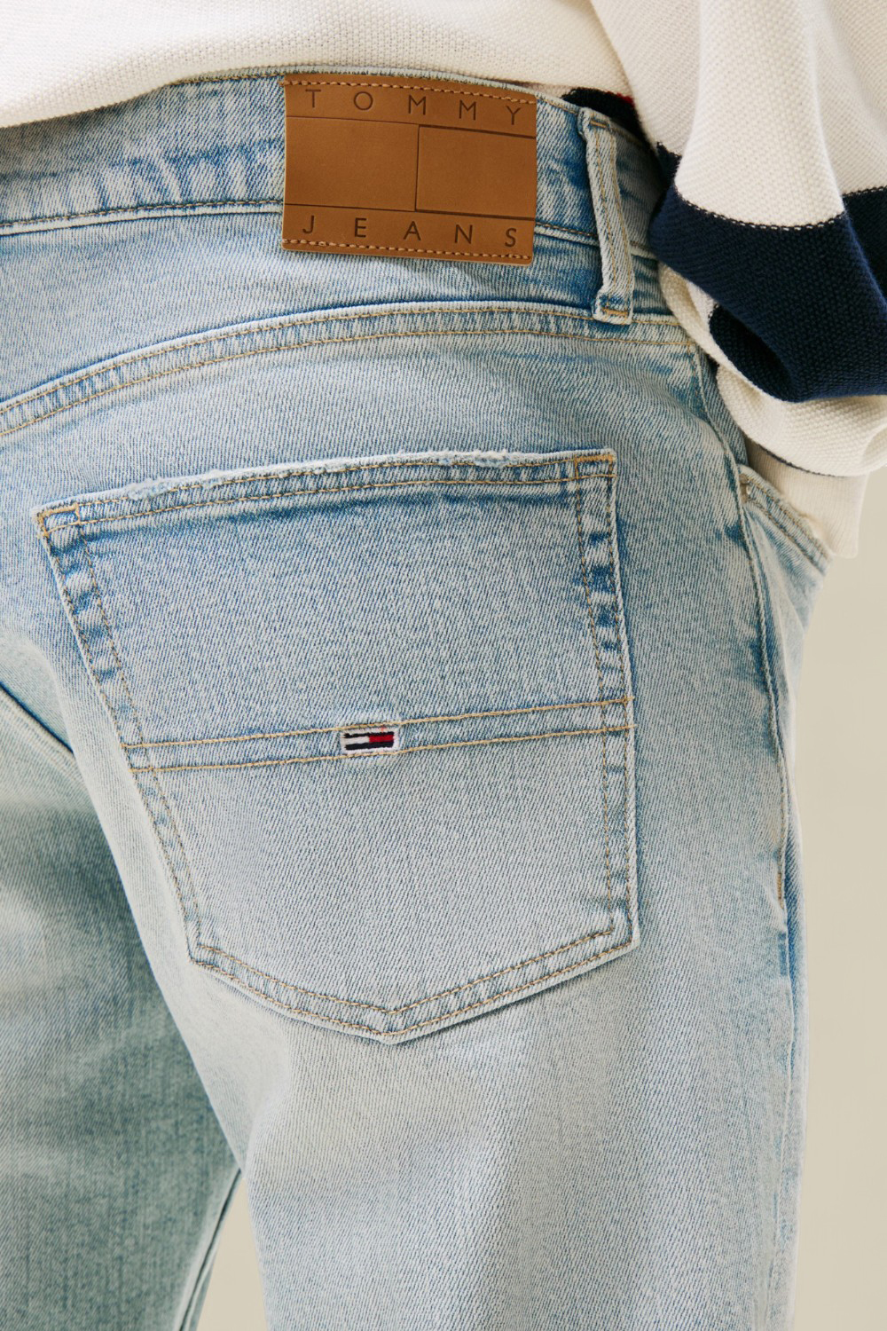 תמונת תקריב דוגמן של מכנסי ג'ינס סלים פיט