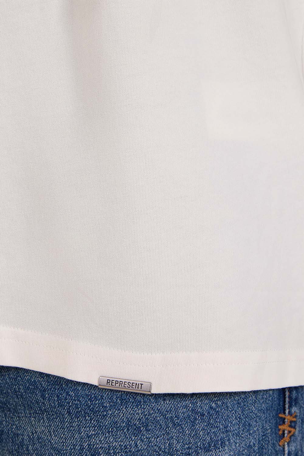 תמונת תקריב דוגמן של חולצת טי ריפרסנט x אואזיס