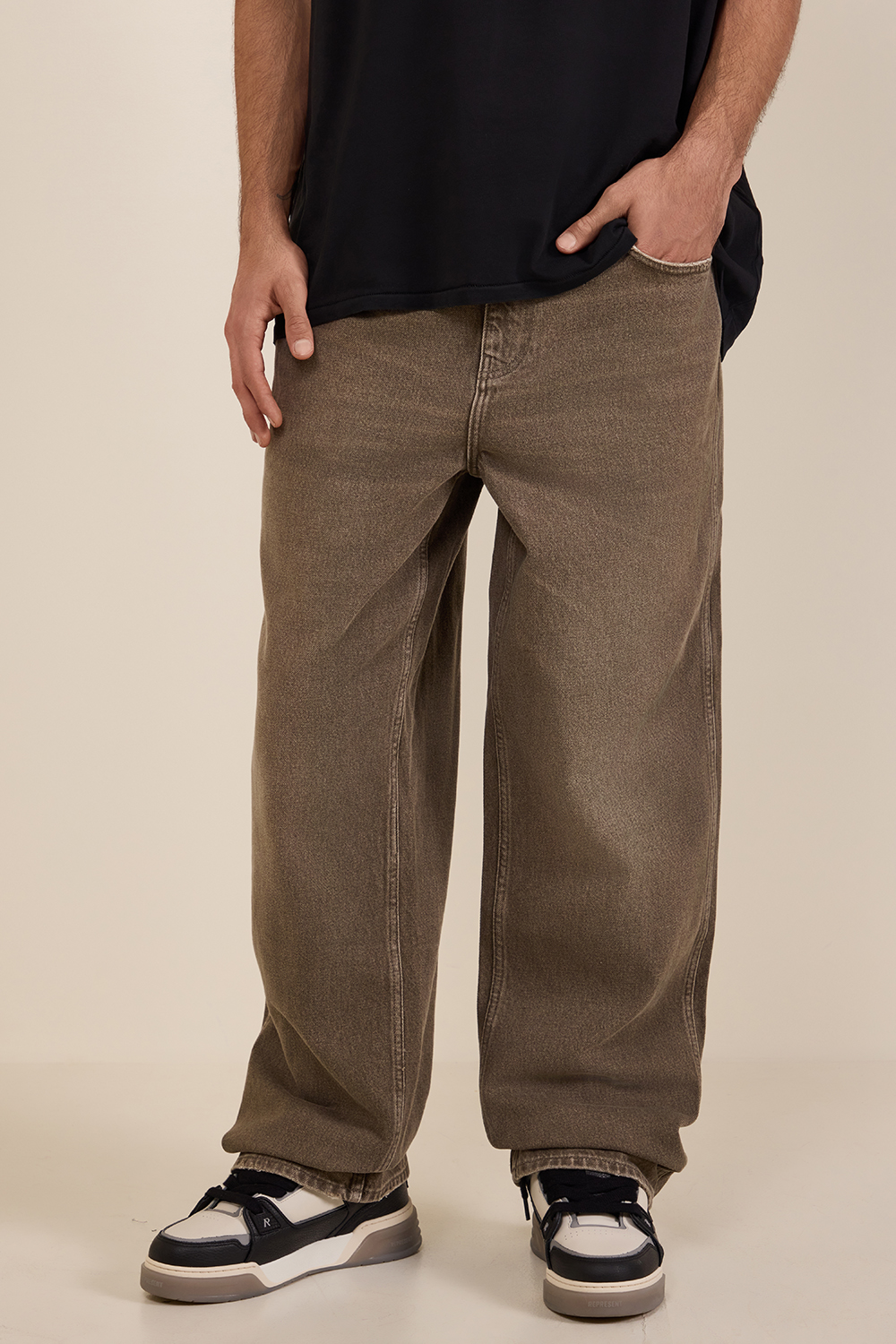 תמונת דוגמן קידמית של מכנסי ג'ינס בגזרת באגי