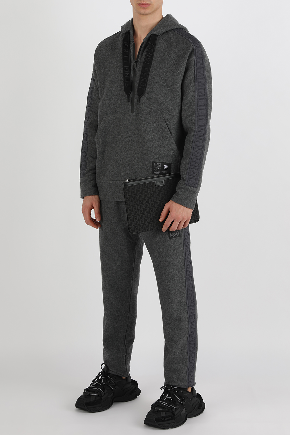 תמונת דוגמן קידמית של נרתיק מעור עם הדפס מונוגרמי בגוון שחור