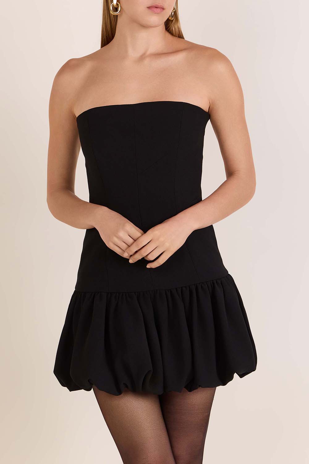 תמונת דוגמן קידמית של שמלת מיני סטרפלס