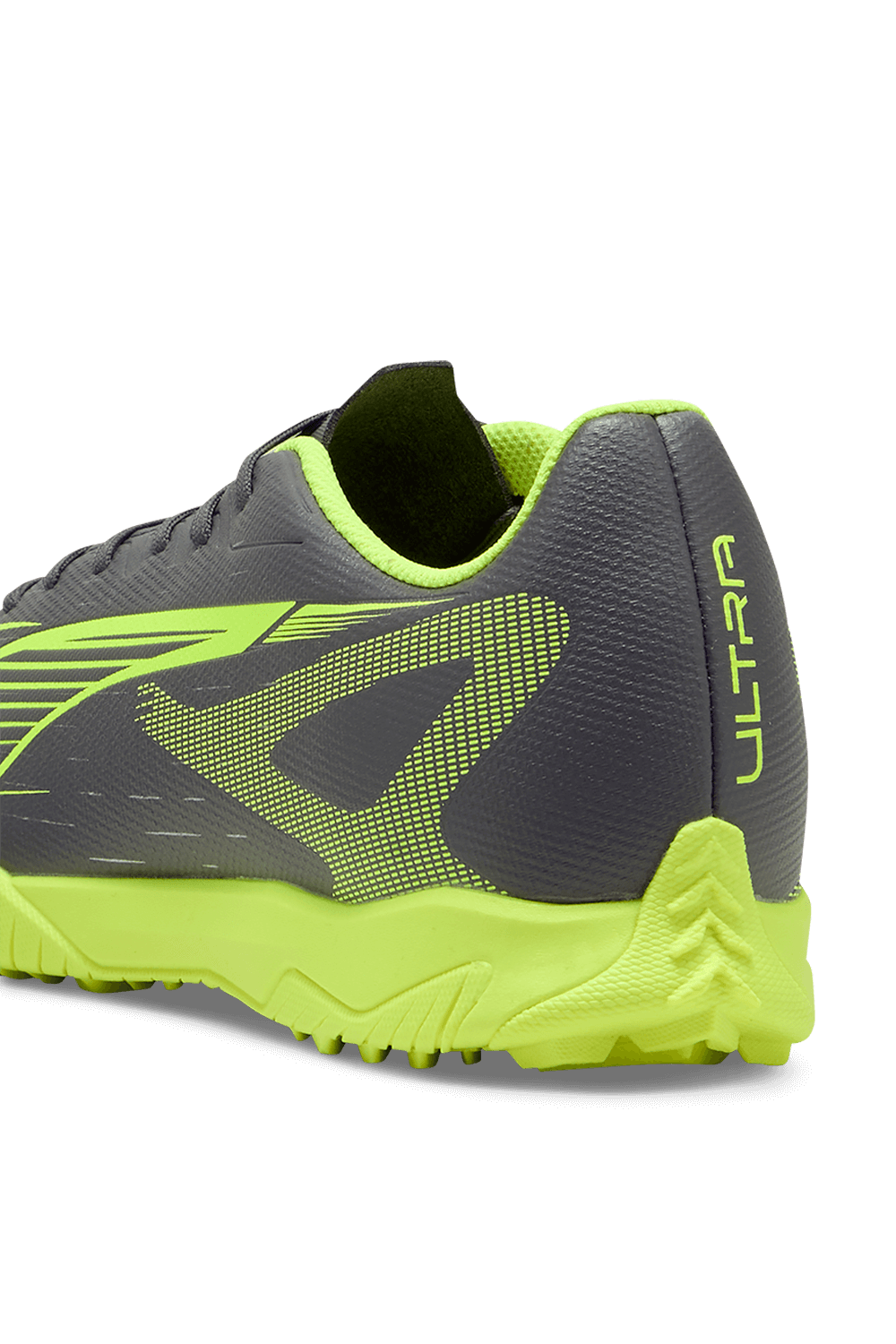 תמונת תקריב של נעלי כדורגל אולטרה 5 פליי