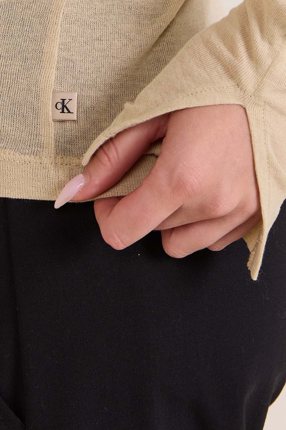 תמונת תקריב דוגמן של חולצת טי ארוכה