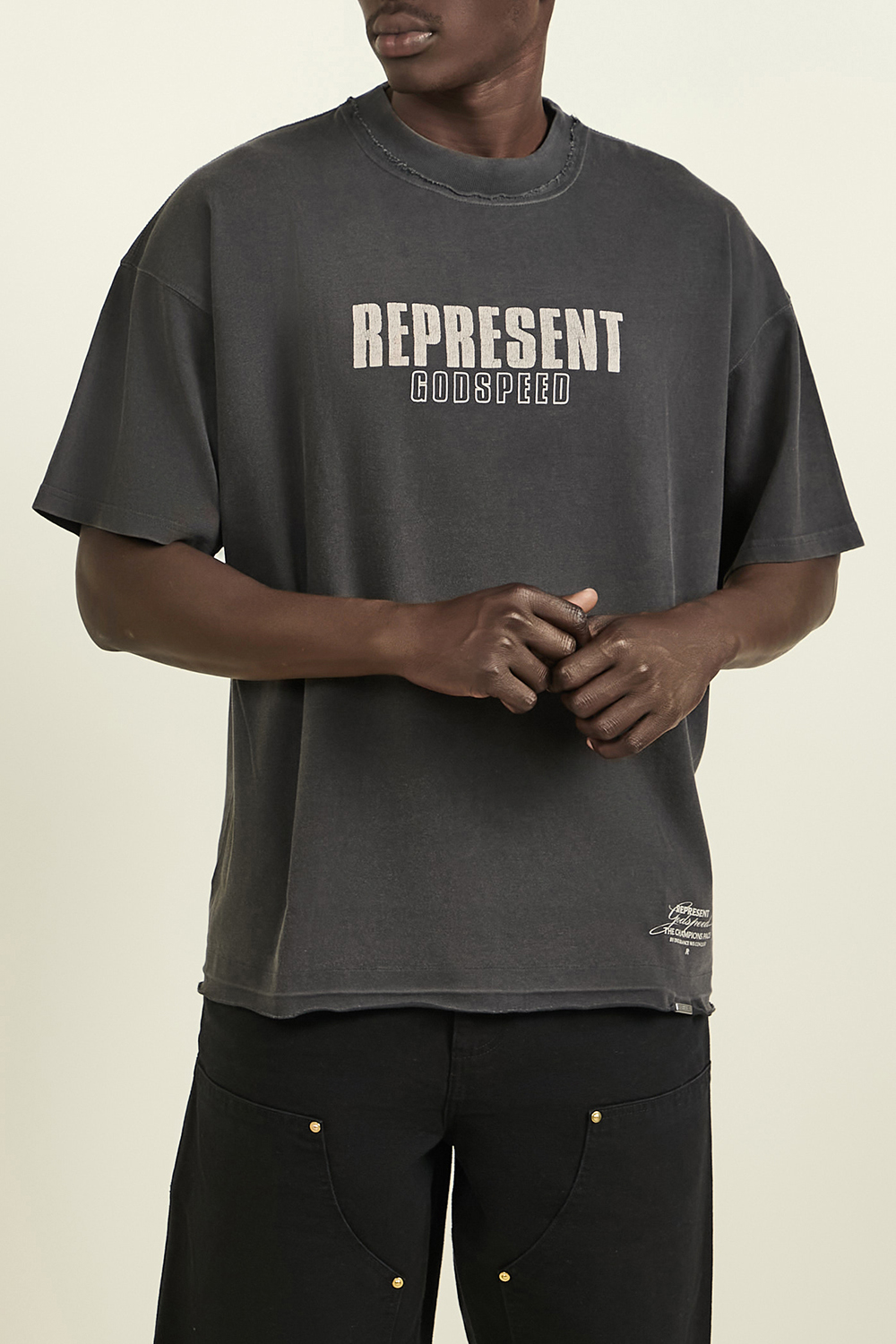 תמונת דוגמן קידמית של חולצת טי אוברסייז עם הדפס בגב