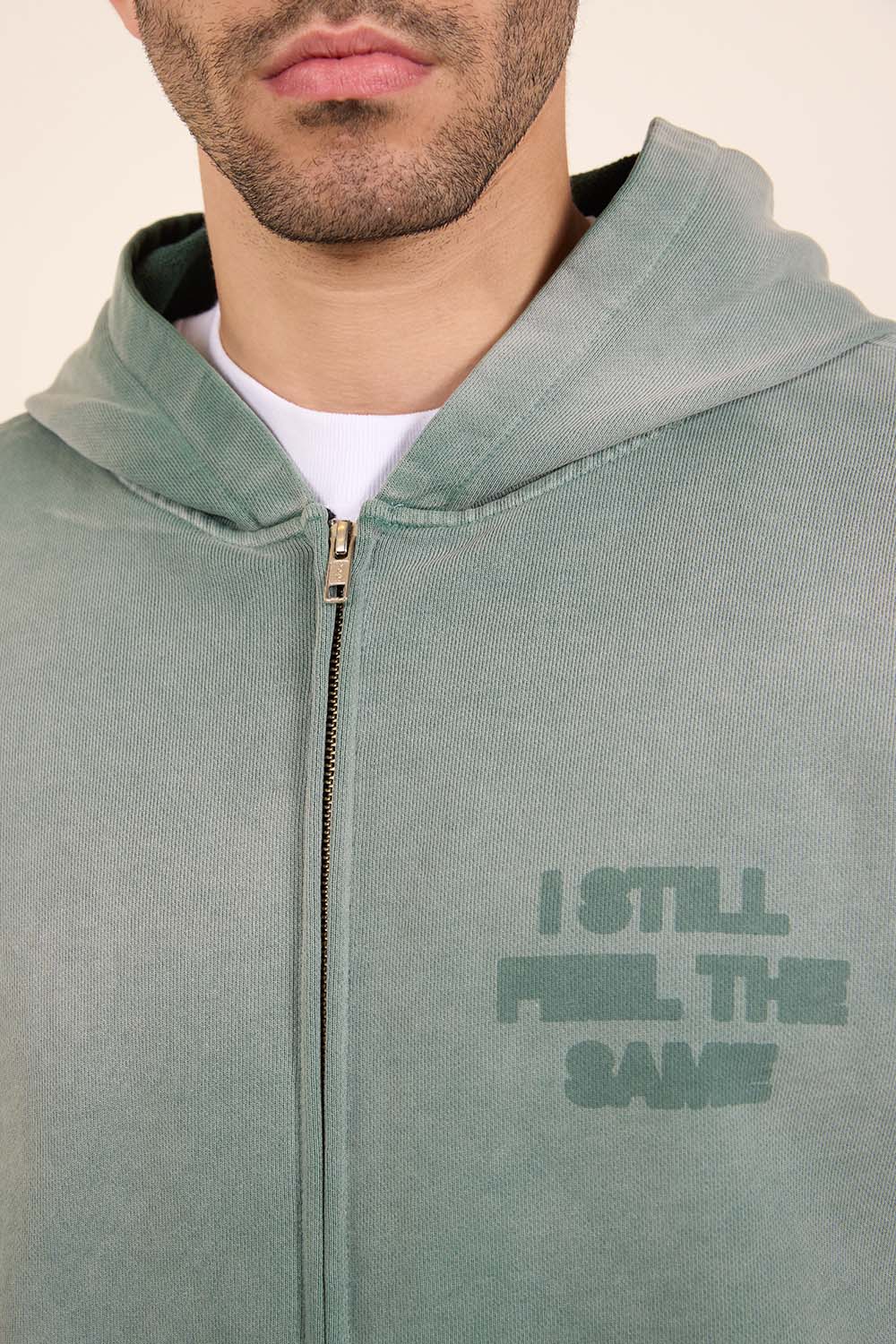 תמונת תקריב דוגמן של סווטשירט קפוצ'ון