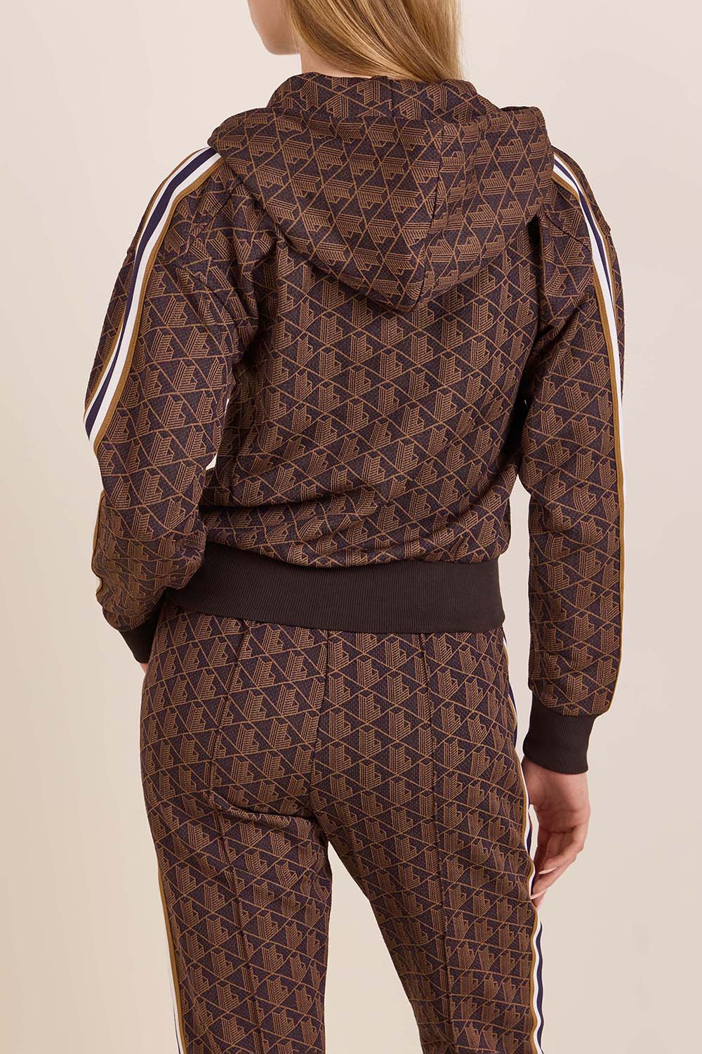 תמונת דוגמן אחורית של סווטשירט קפוצ'ון