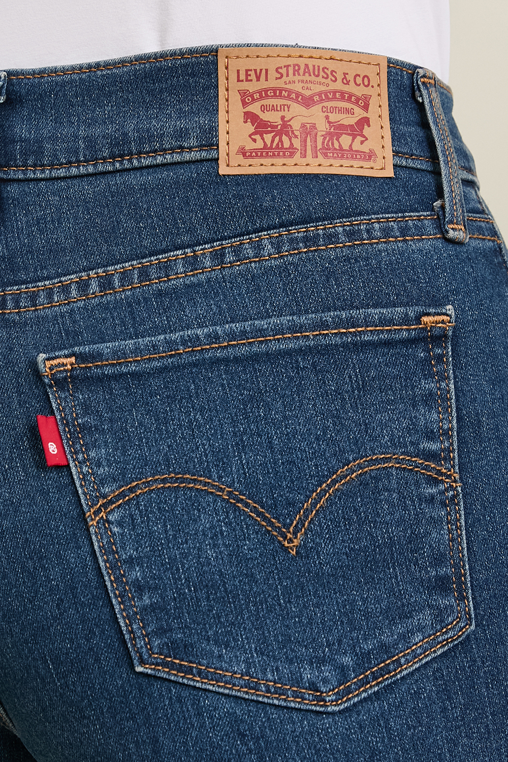 תמונת תקריב דוגמן של מכנסי ג'ינס מתרחבים 318