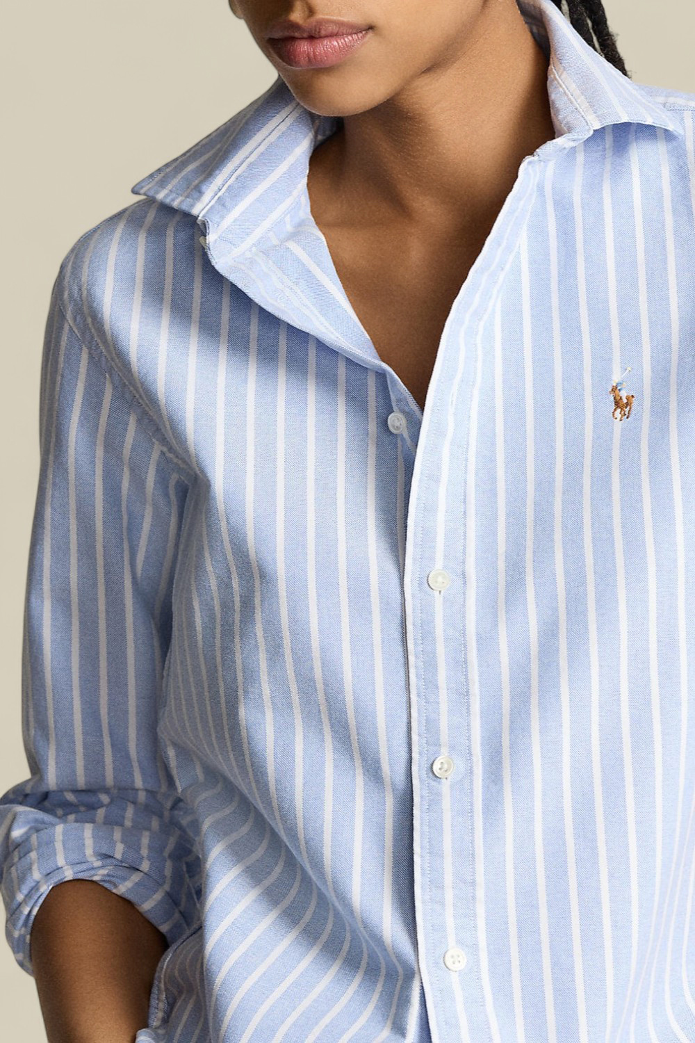 תמונת תקריב דוגמן של חולצה מכופתרת