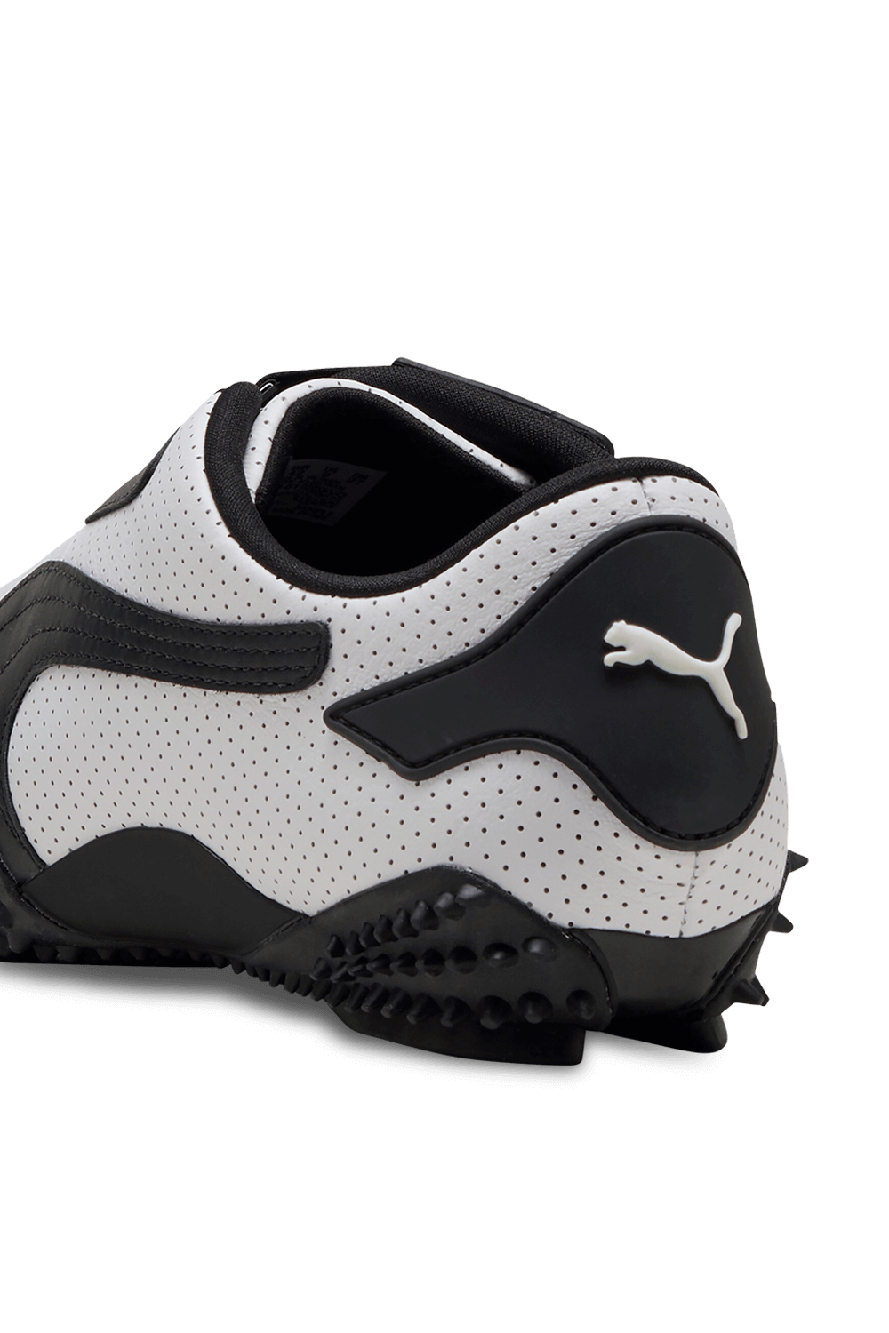 תמונת תקריב של נעלי סניקרס מוסטרו