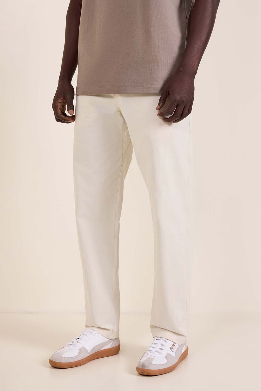 תמונת דוגמן קידמית של ABC Classic-Fit Trouser 32L VersaTwill