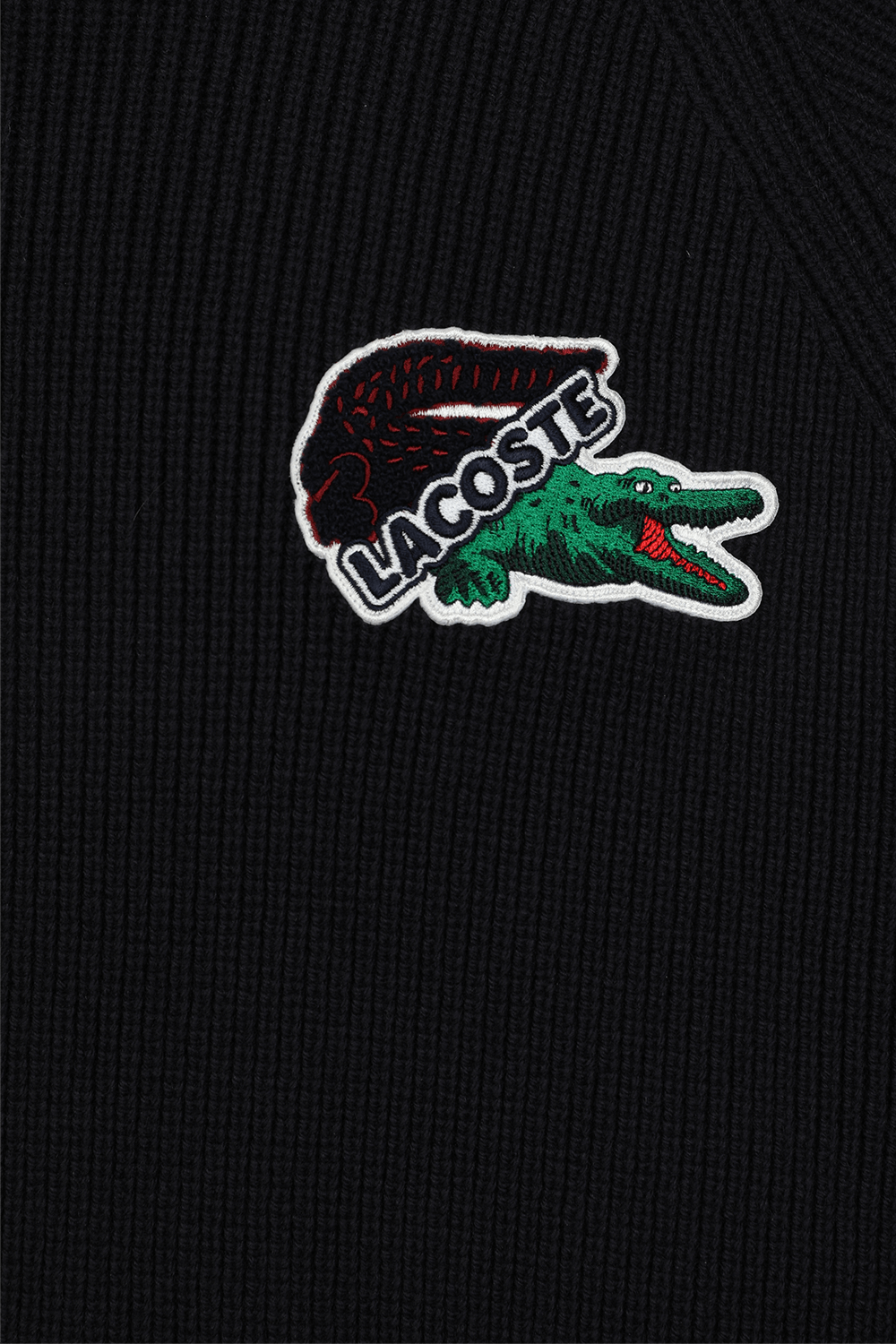 תמונה אחורית של סוודר מצמר עם לוגו רקום