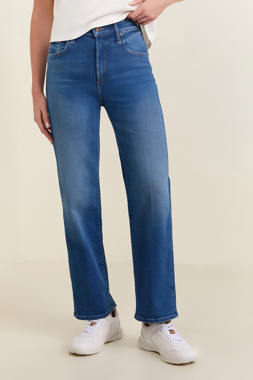 תמונת דוגמן קידמית של מכנסי ג'ינס בגזרה ישרה