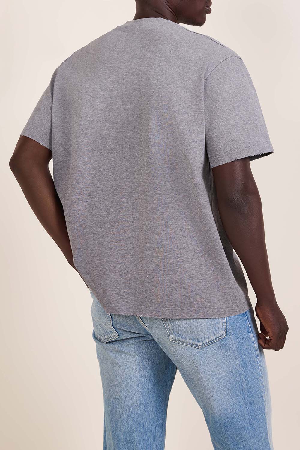 תמונת תקריב דוגמן של חולצת טי