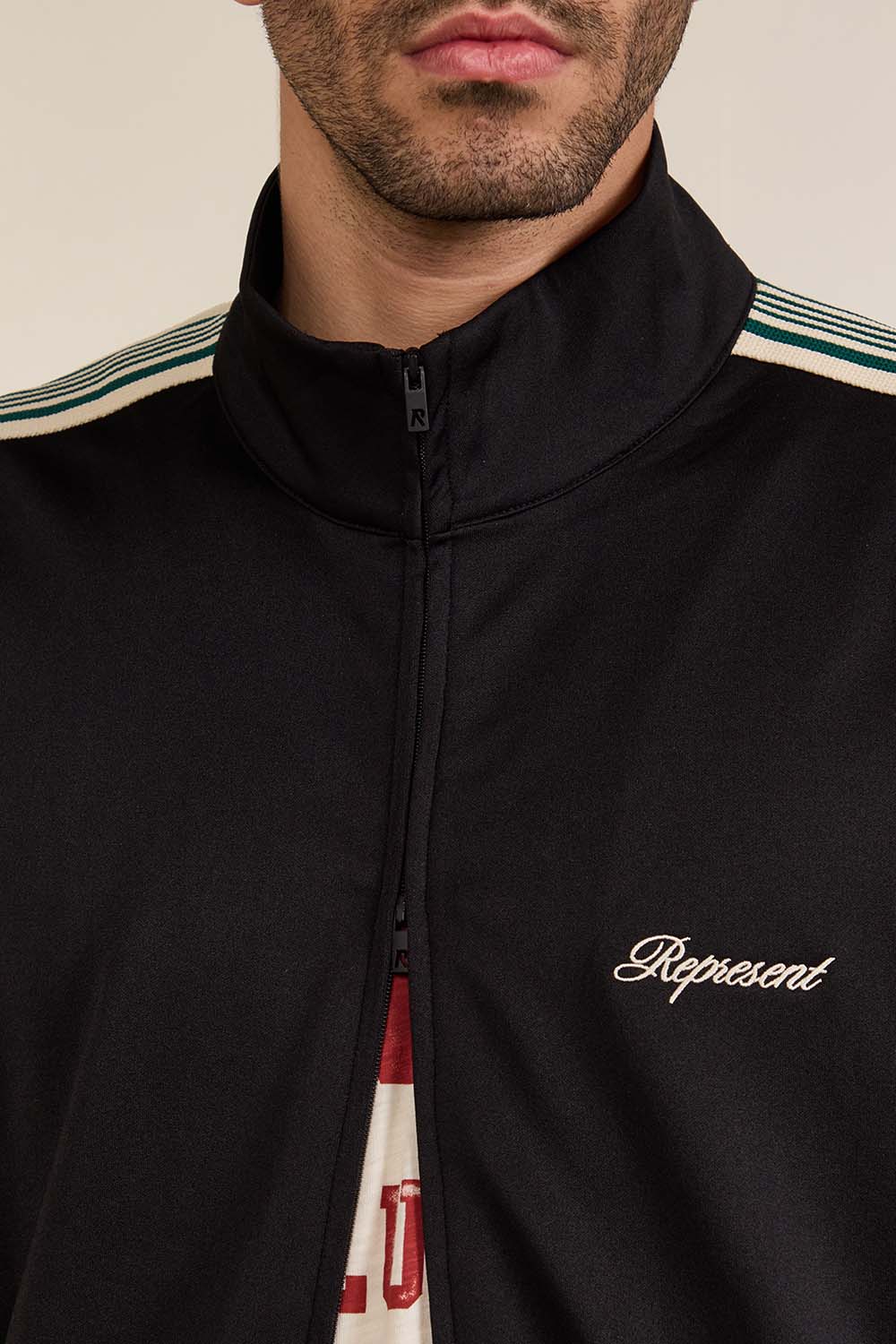 תמונת תקריב דוגמן של סווטשירט עם רוכסן