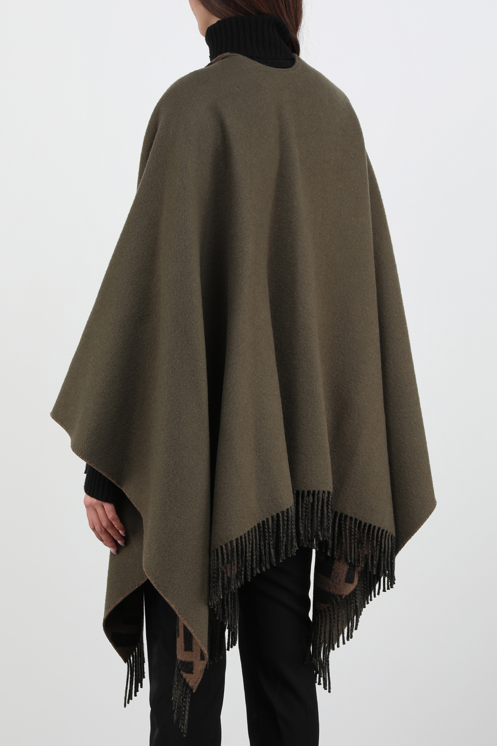 תמונת דוגמן אחורית של פונצ'ו מונוגרמי ירוק