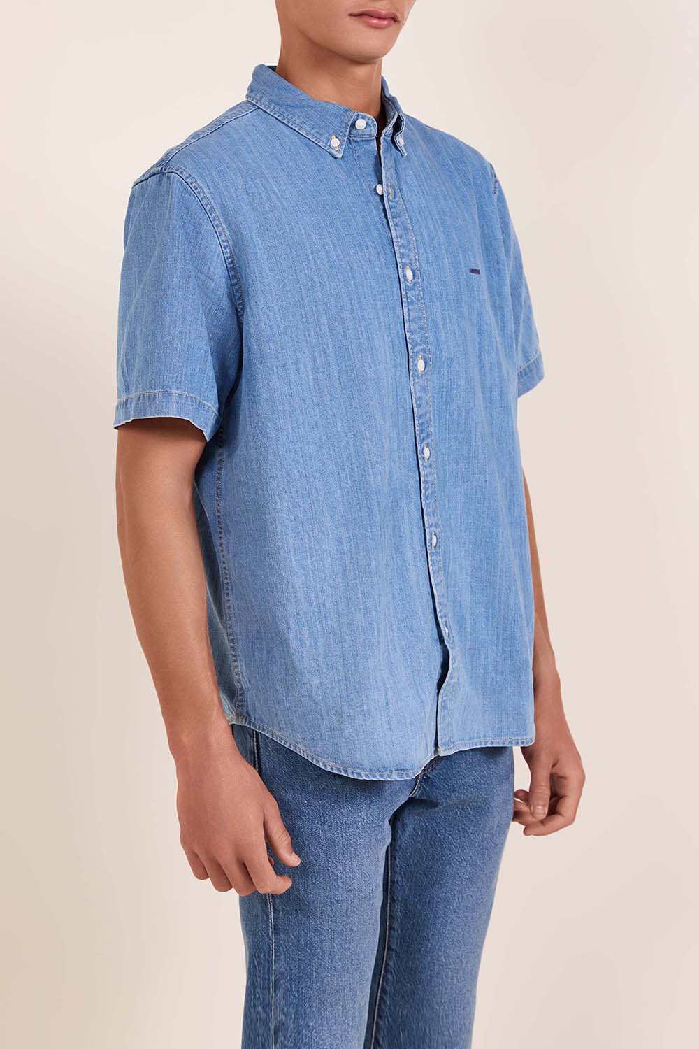 תמונת דוגמן קידמית של חולצת כפתורים ג'ינס