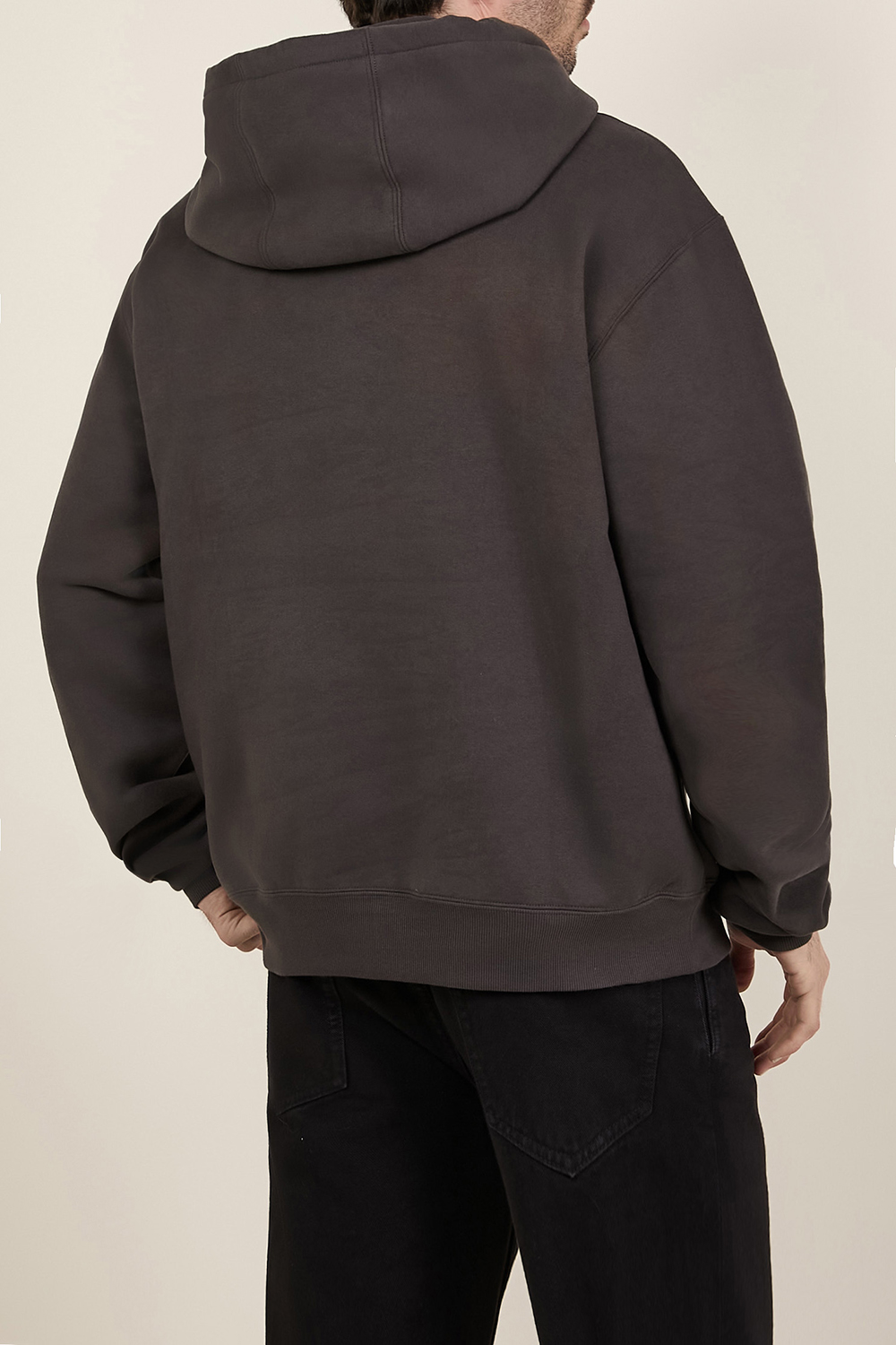 תמונת דוגמן אחורית של סווטשירט קפוצ'ון