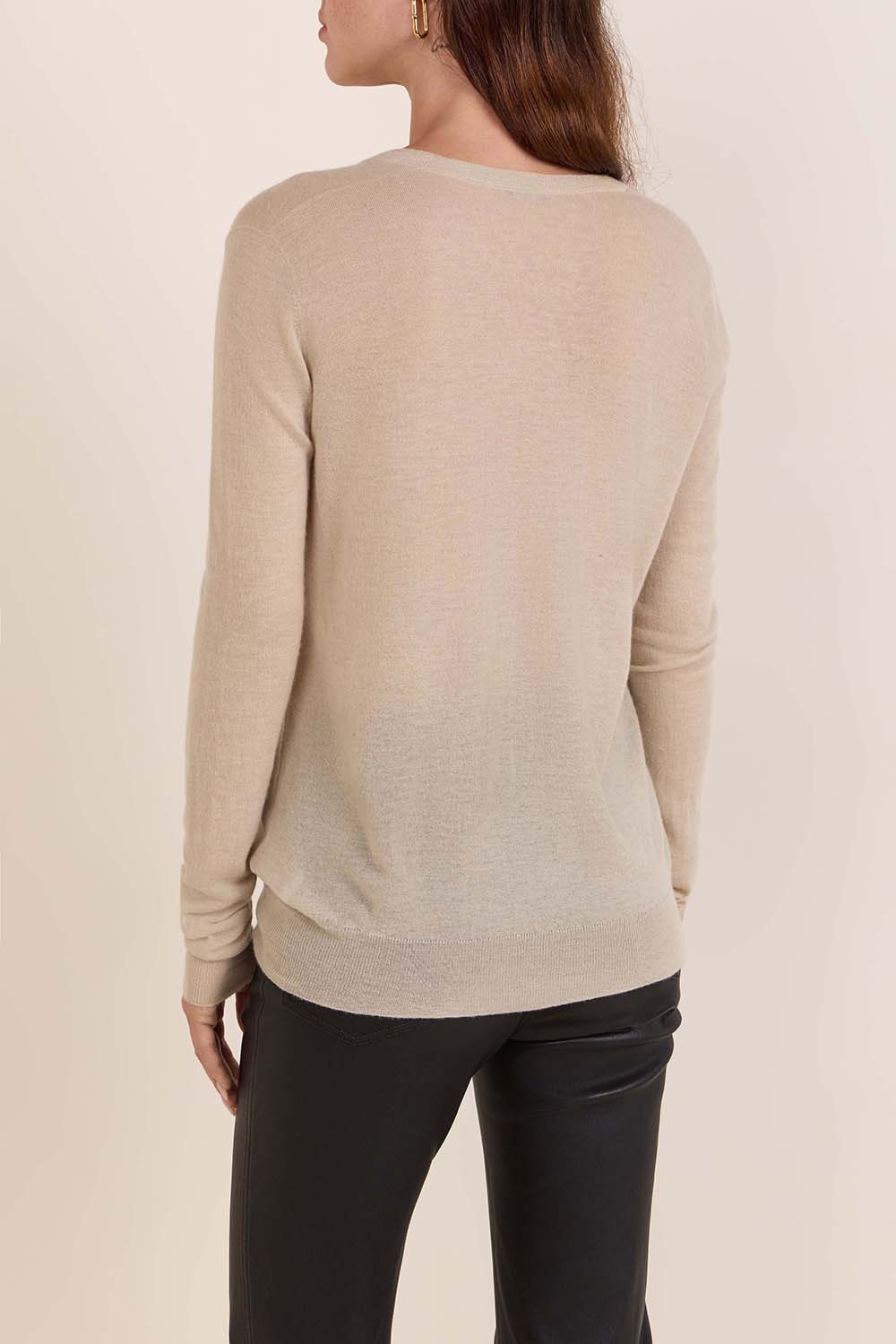 תמונת דוגמן אחורית של חולצת סריג