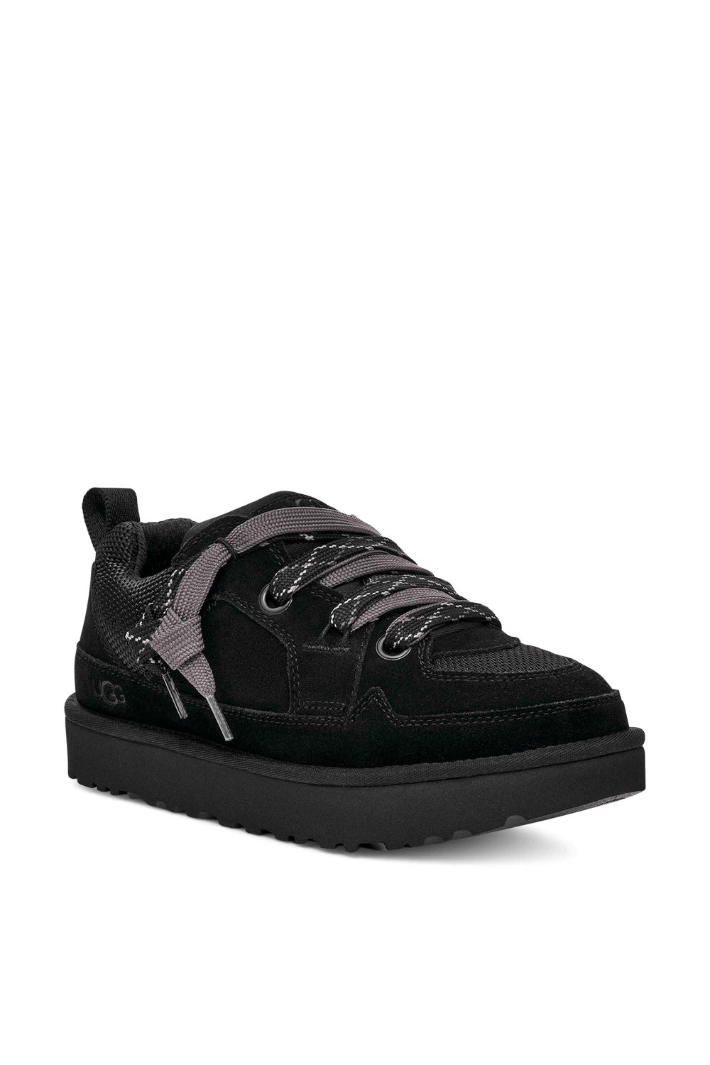 תמונת תקריב של נעלי סניקרס לואמל