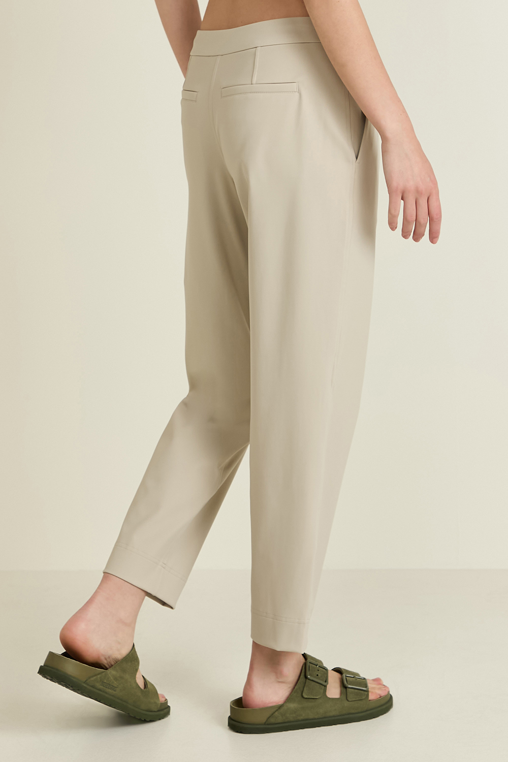 תמונת דוגמן אחורית של Tapered-Leg Mid-Rise Pant 7/8 Length Luxtreme