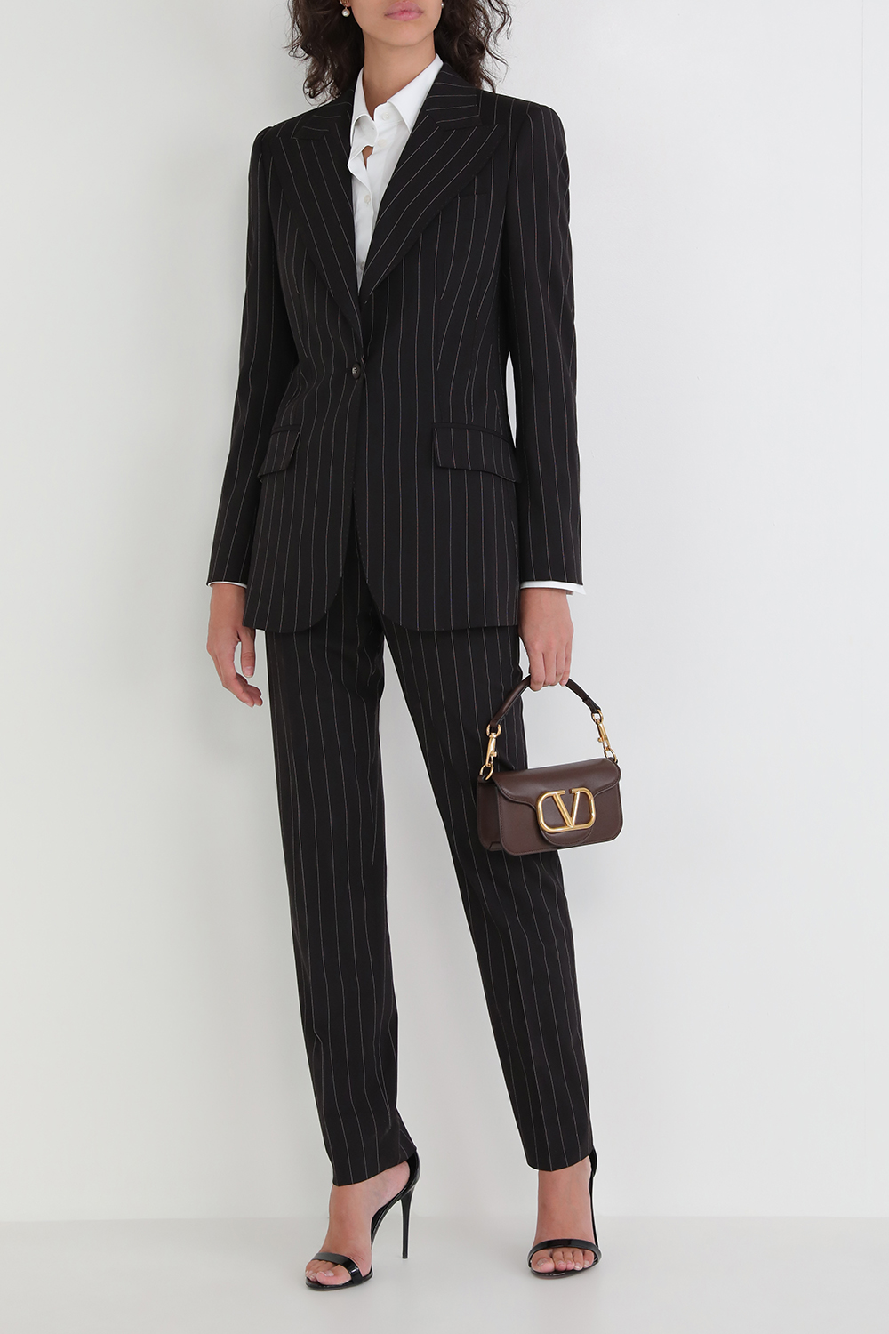 תמונת דוגמן קידמית של עגילי פנינה עם לוגו