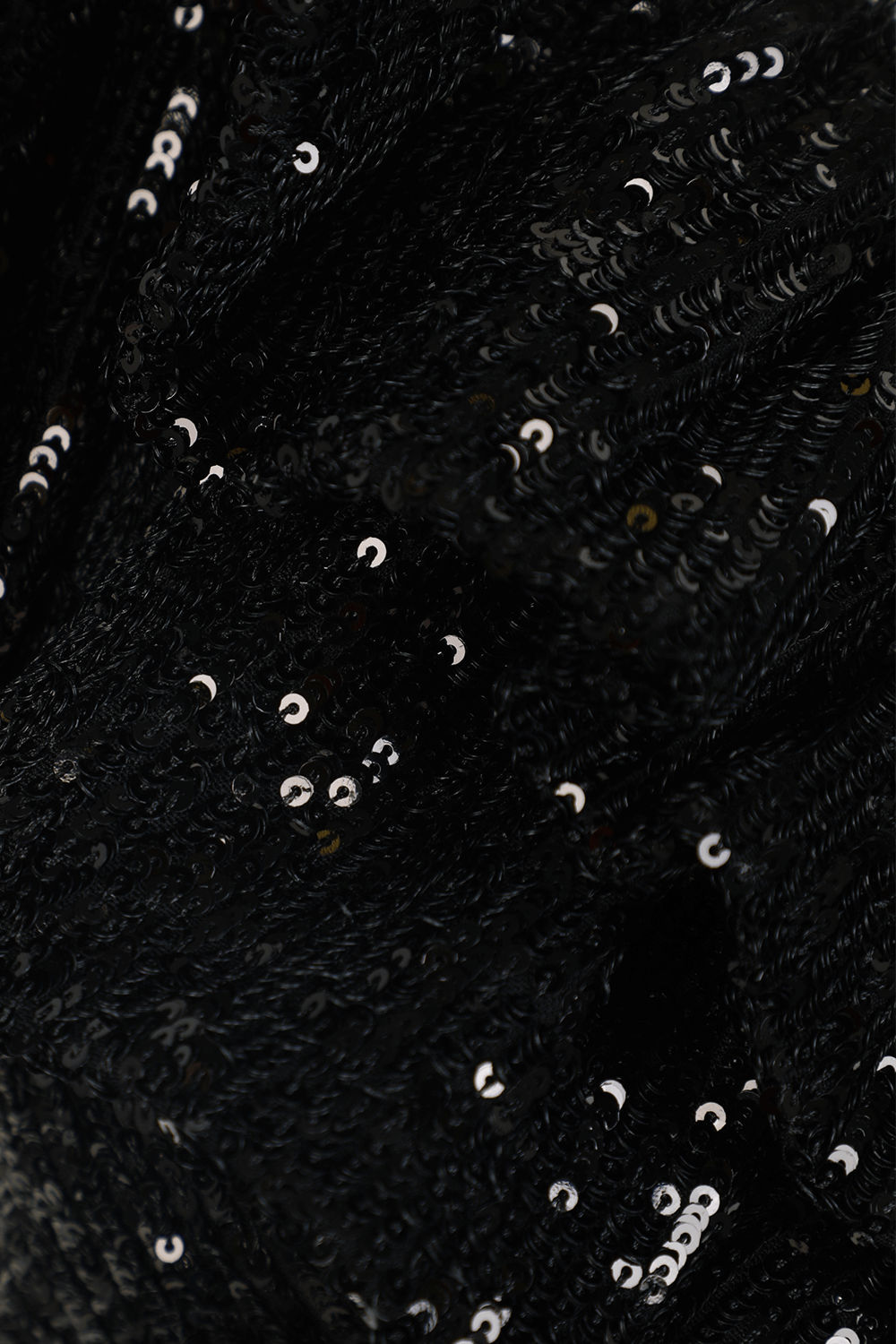 תמונה אחורית של חולצת פייטים א-סימטרית שחורה