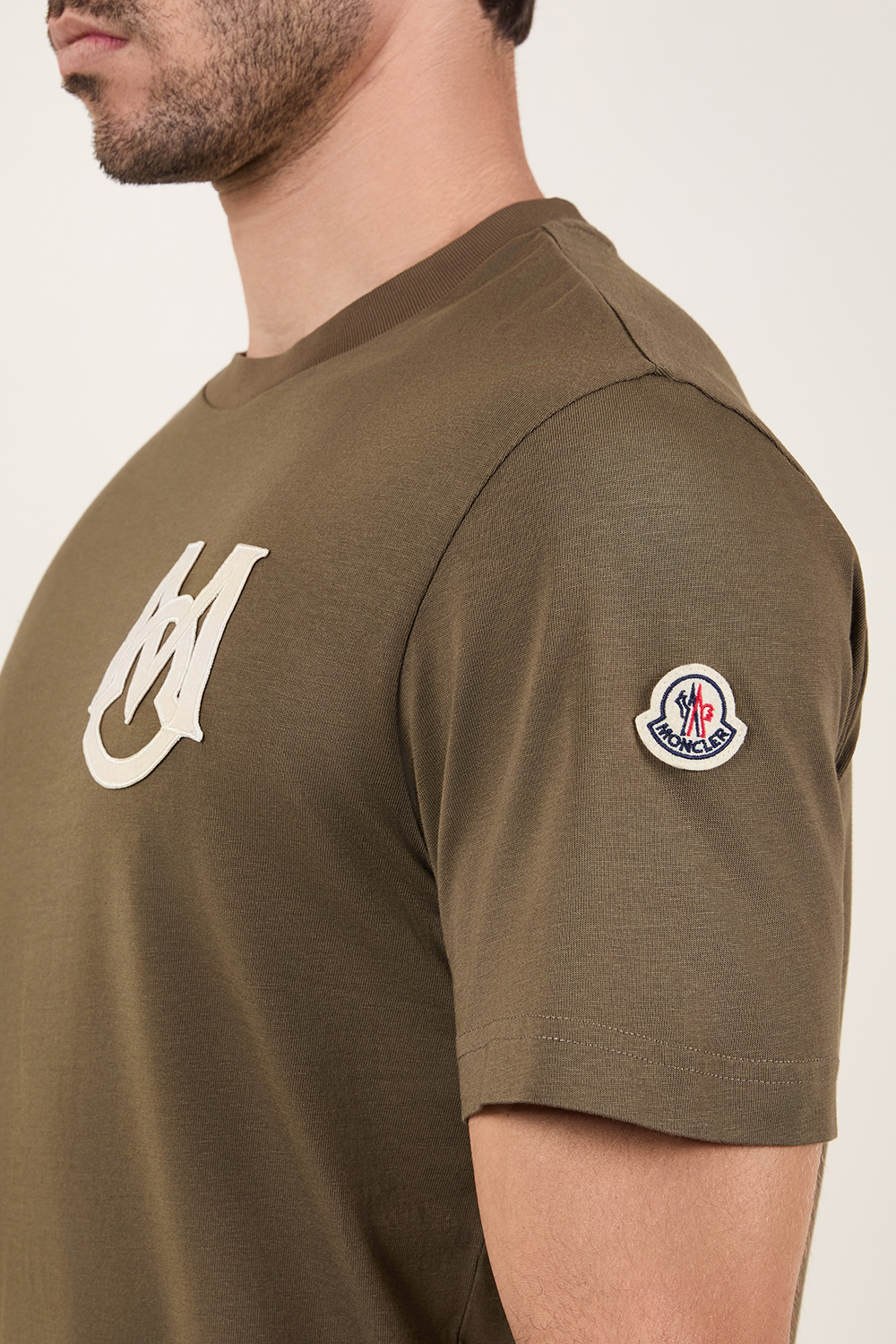 תמונת תקריב דוגמן של חולצת טי