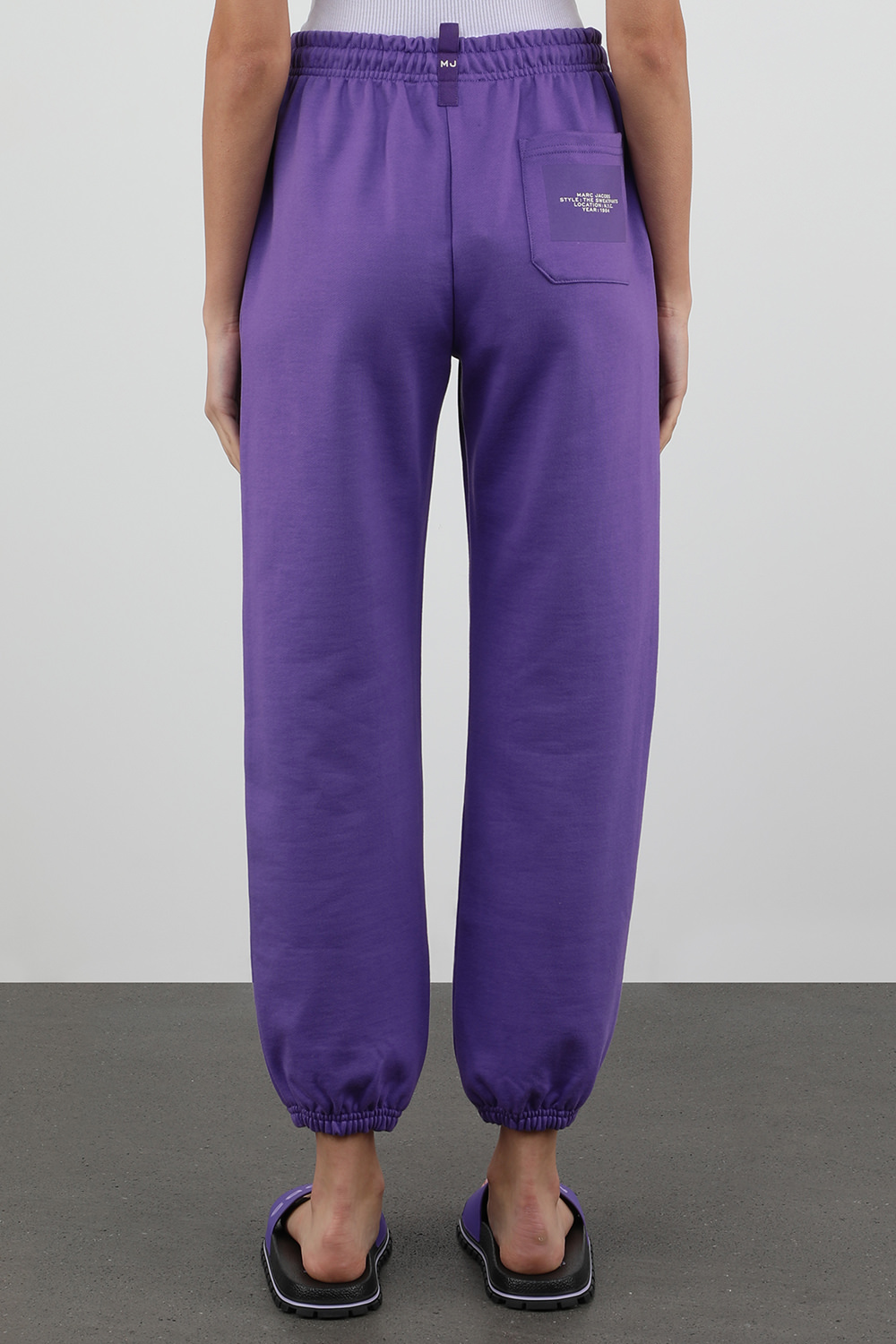 תמונת דוגמן אחורית של מכנסי טרנינג בגוון סגול