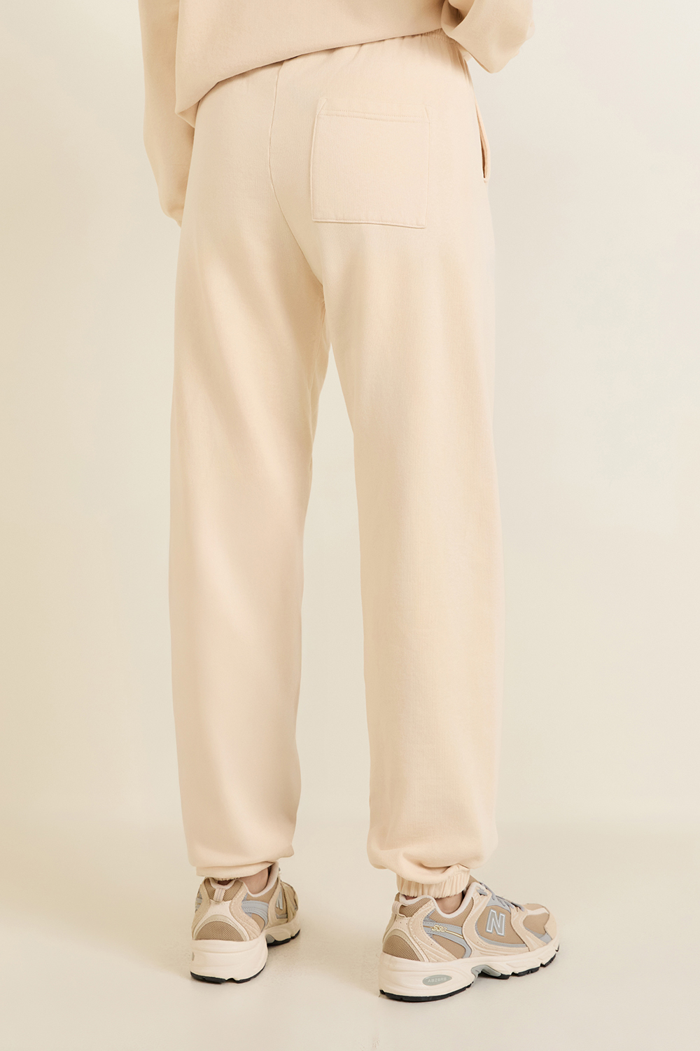 תמונת דוגמן אחורית של מכנסי טרנינג וולנס קלאב