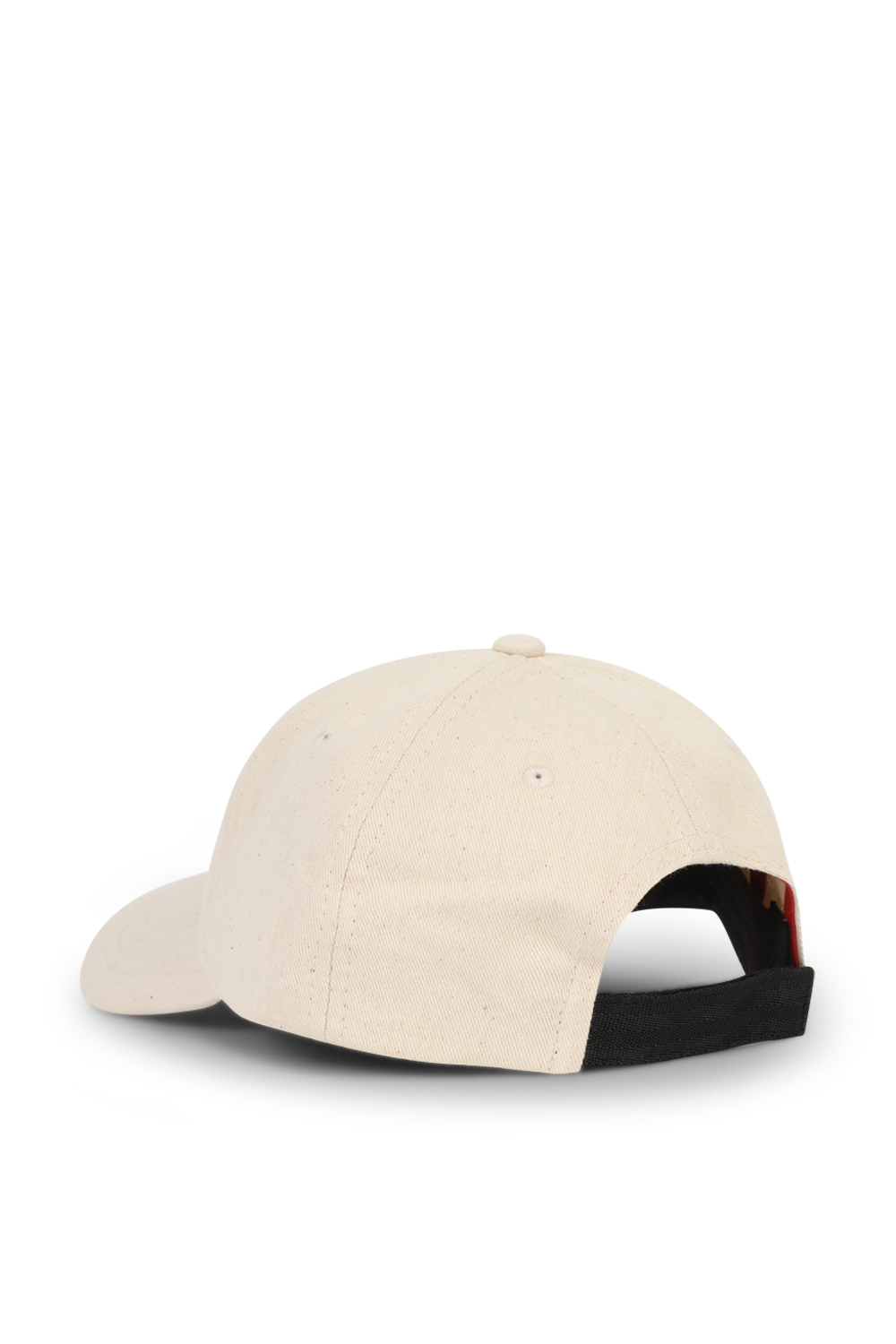 תמונת תקריב של כובע בייסבול שמנת עם תגית לוגו אדומה