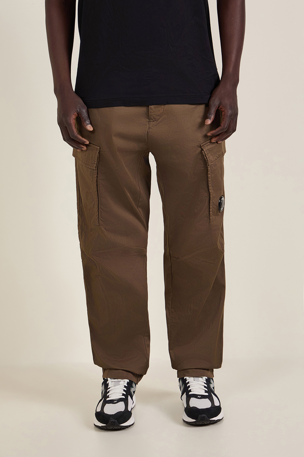 תמונת דוגמן קידמית של מכנסי קרגו בגזרה משוחררת