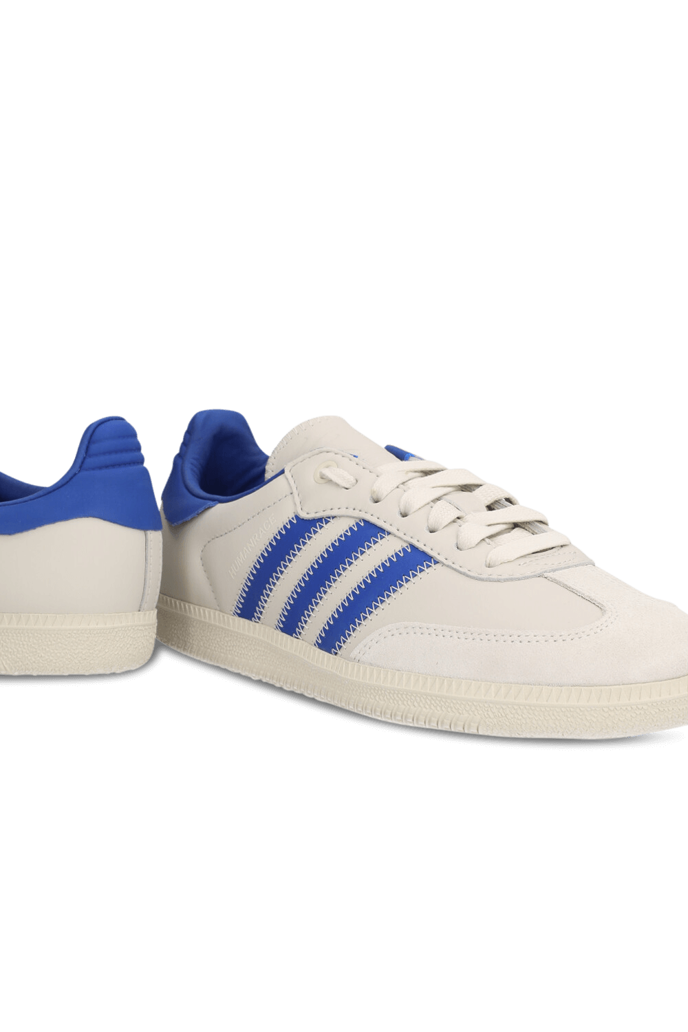 תמונת תקריב של אדידס X יומינרייס נעלי סניקרס סמבה