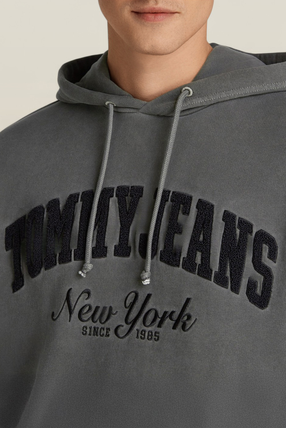 תמונת תקריב דוגמן של סווטשירט קפוצ'ון