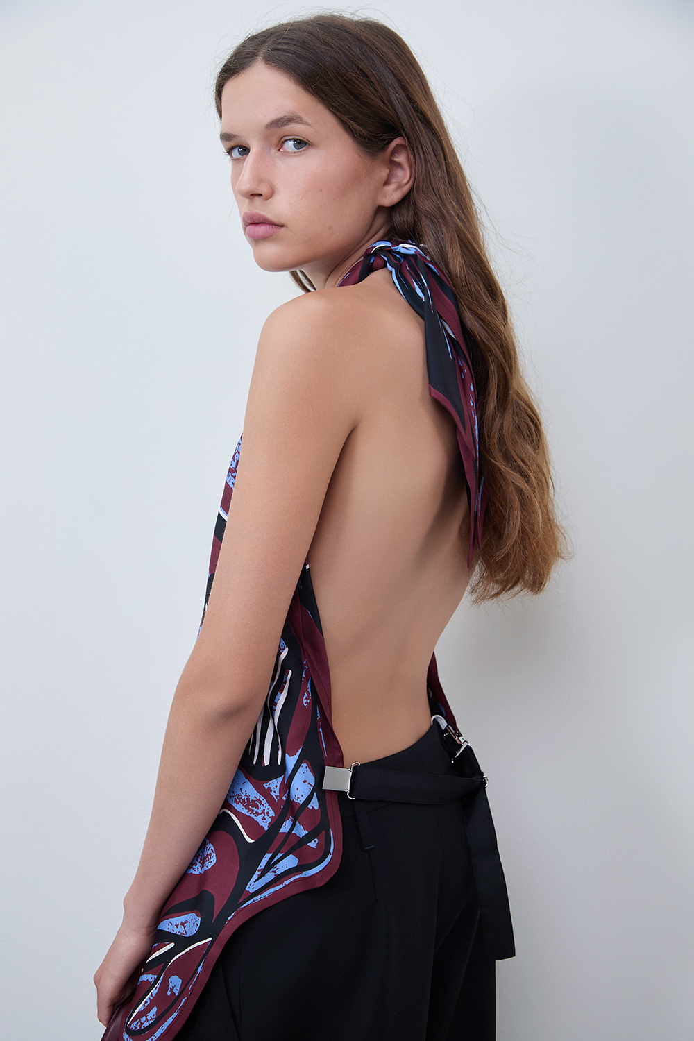 תמונת תקריב דוגמן של גופייה עם מחשוף גב