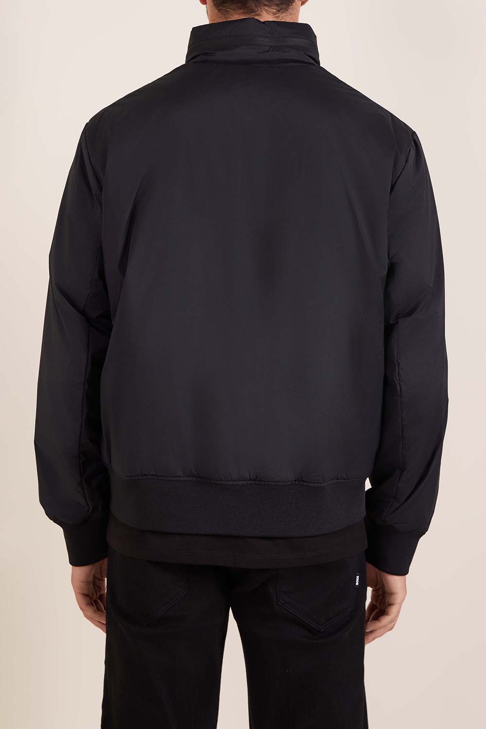 תמונת דוגמן אחורית של מעיל פוף