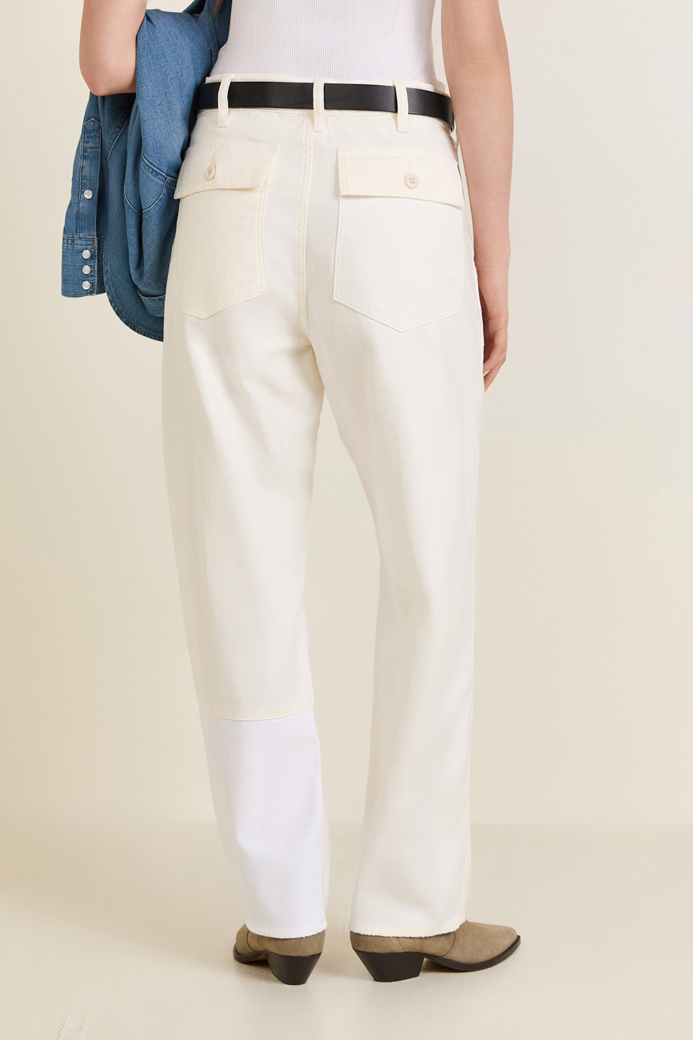 תמונת דוגמן אחורית של מכנסיים ארוכים