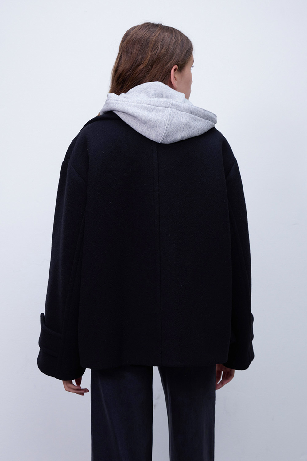 תמונת דוגמן אחורית של מעיל צמר קצר