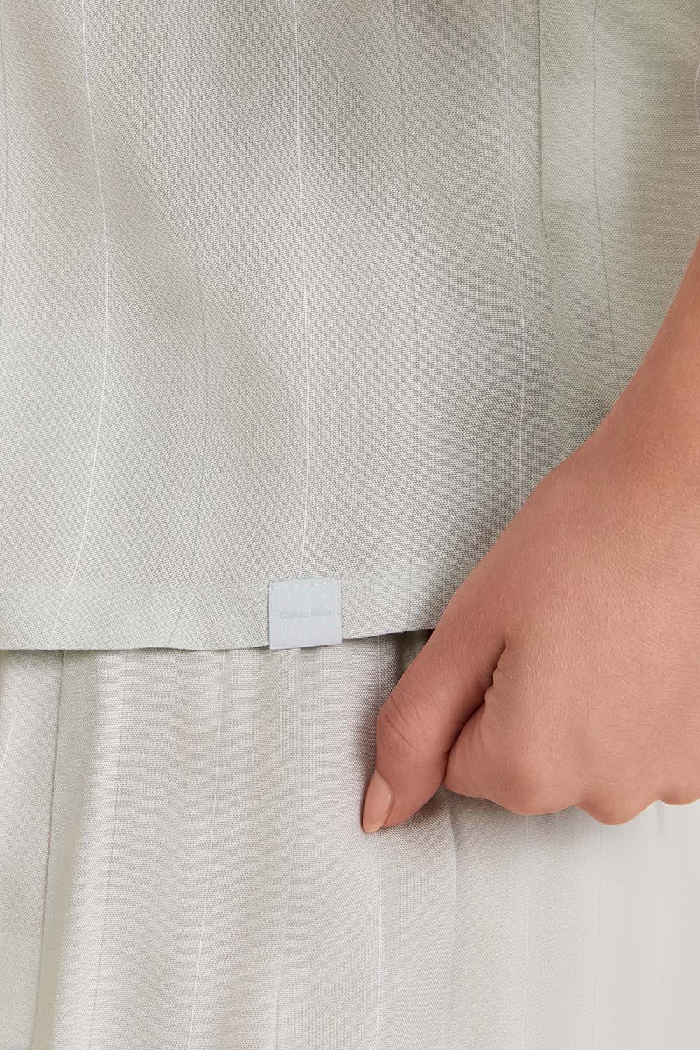 תמונת תקריב דוגמן של חולצת כפתורים