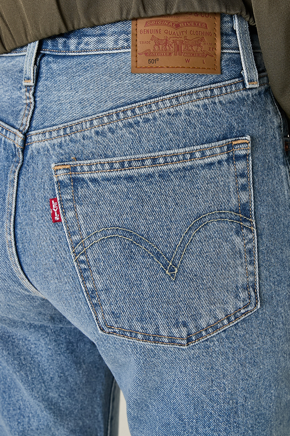 תמונת תקריב דוגמן של מכנסי ג'ינס קרופ 501