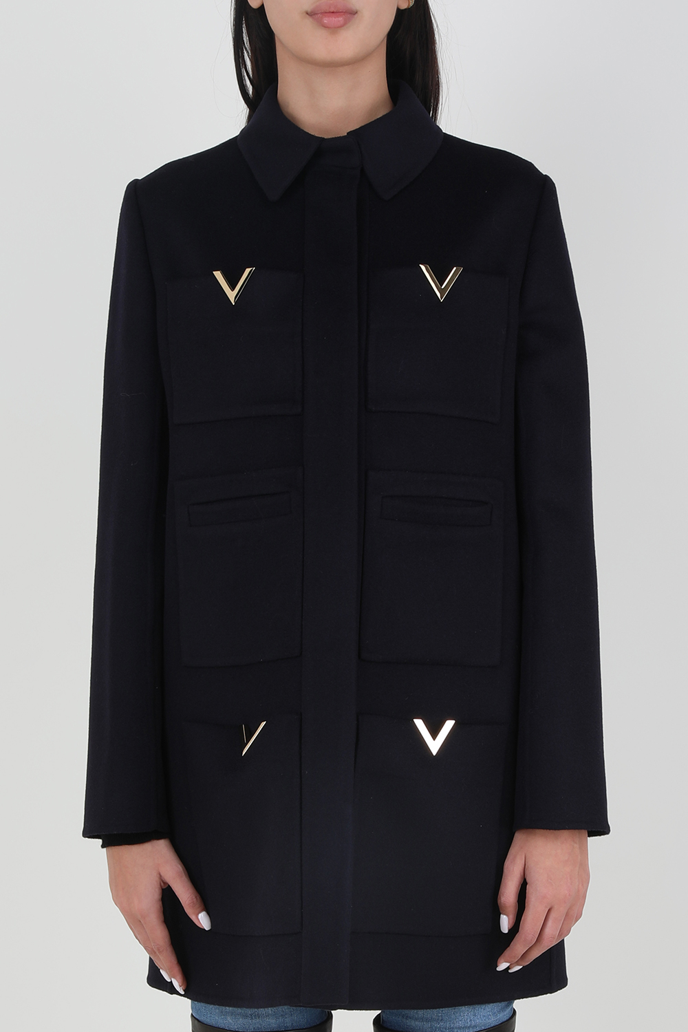 תמונת דוגמן קידמית של מעיל ארוך מצמר עם לוגו וי כסוף