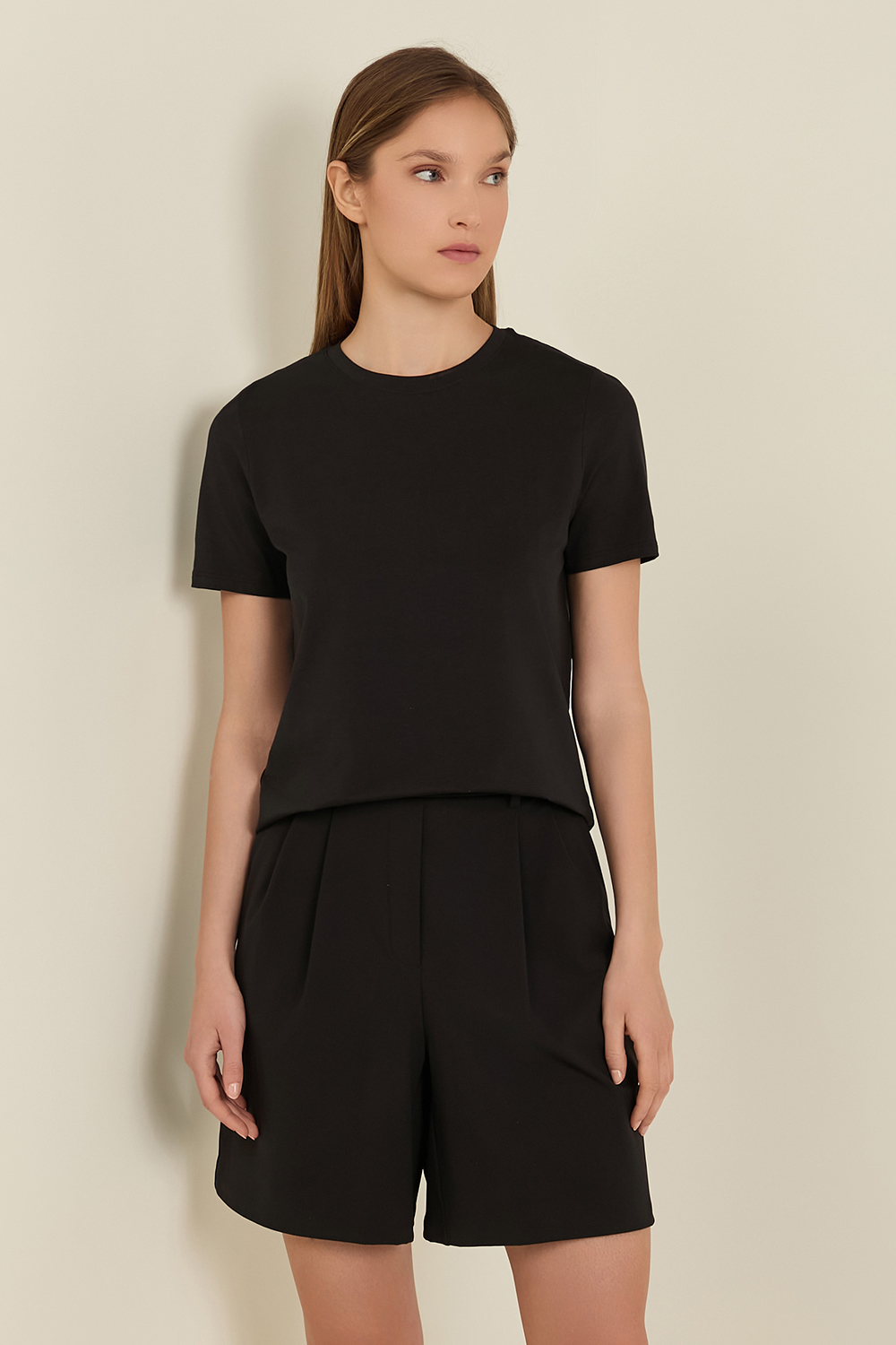 תמונת דוגמן קידמית של Love Crew Short Sleeve T-Shirt