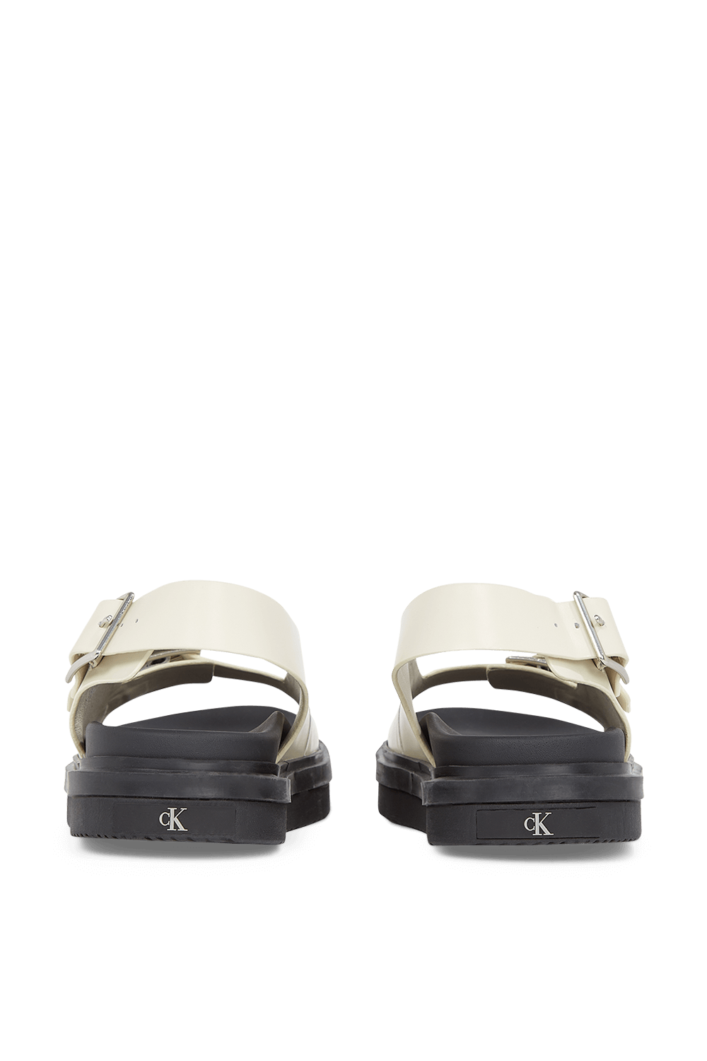 תמונת תקריב של סנדלי סלינג בק