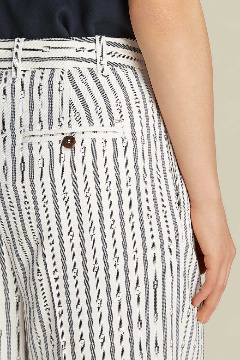 תמונת תקריב דוגמן של מכנסיים משוחררים